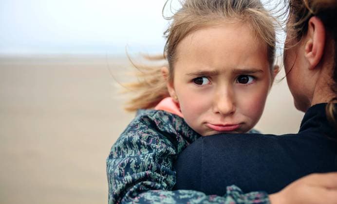 Creative Highlights Symbolbilder Angry girl hugging her mother on the beach Angry girl hugging her mother on the beach in autumn Model Released DavidPereiras_ID21927_642486_010 Copyright: xDavidxPereirasx