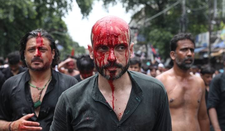 Bilder des Jahres 2024, News 07 Juli News Themen der Woche KW 29 News Bilder des Tages Muharram Procession In India Shi ite Muslims are walking after flagellating themselves during a Muharram procession marking Ashura in Kolkata, India, on July 17, 2024. Kolkata India  Copyright: xRupakxDexChowdhurix originalFilename: chowdhuri-notitle240717_npShS.jpg
