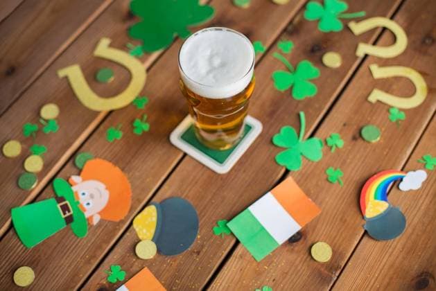 st patricks day, holidays and celebration concept - glass of draft light beer and party props on wooden table. glass of beer and st patricks day party props ,model released, Symbolfoto