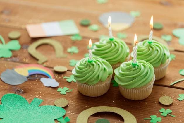st patricks day, holidays and celebration concept - green cupcakes with candles and other party props on wooden table. green cupcakes and st patricks day party props ,model released, Symbolfoto