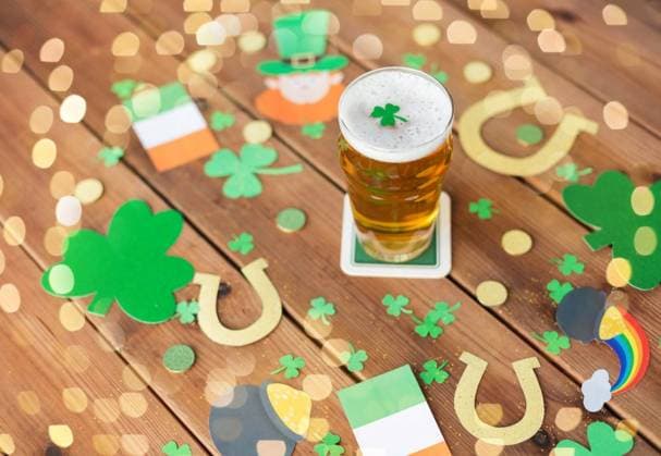 st patricks day, holidays and celebration concept - glass of draft light beer with shamrock and party props on wooden table. glass of beer and st patricks day party props ,model released, Symbolfoto