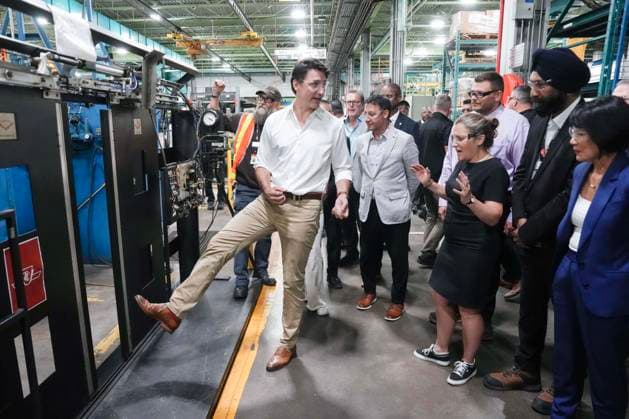 Bilder des Jahres 2024, News 07 Juli News Themen der Woche KW 29 News Bilder des Tages July 17, 2024, Toronto, On, CAN: Prime Minister Justin Trudeau pretends to put his foot in a sliding door as Deputy Prime Minister and Minister of Finance, Chrystia Freeland, and Toronto Mayor Olivia Chow, look on, during a visit to a Toronto Transit Commission yard in Toronto on Wednesday, July 17, 2024. Toronto CAN  - ZUMAc35_ 20240717_zaf_c35_019 Copyright: xChrisxYoungx