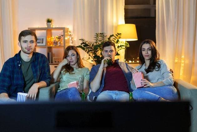 friendship and leisure concept - friends with beer and popcorn watching tv at home at night. friends with beer and popcorn watching tv at home ,model released, Symbolfoto