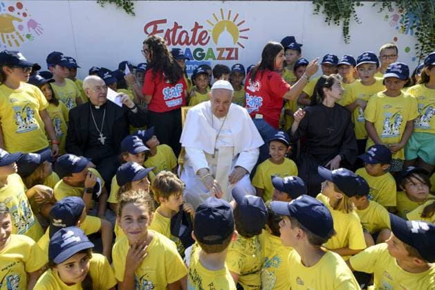 Bilder des Jahres 2024, News 07 Juli News Themen der Woche KW 29 News Bilder des Tages **NO LIBRI** Italy, Rome, Vatican, 2024 7 18. Pope Francis Visit summer center Summer kids in the Vatican at St. Joseph Sports Center and greeting to benefactors in the Vatican. Photograph by VATICAN MEDIA Catholic Press Photo  Copyright: xVATICANxMEDIAx xipa-agency.netx xVaticanxMediax IPA_Agency_IPA48085396