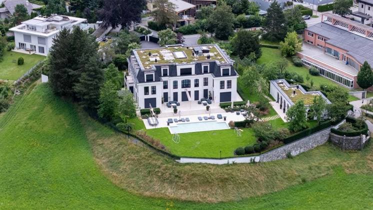 Innsbruck THEMENBILD - Außenansicht der von Signa-Gründer Rene Benko privat genutzten Villa N in Innsbruck, aufgenommen am Mittwoch, 17. Juli 2024. Das ehemalige Schlosshotel Igls wurde 2016 von der Gesellschaft Schlosshotel Igls gekauft, die großteils Benkos Laura-Privatstiftung gehört. Das Hotel wurde abgerissen und auf dem mehrere tausend Quadratmeter großen Areal ein Luxusanwesen errichtet Exterior view of Villa N in Innsbruck, privately used by Signa founder Rene Benko, taken on Wednesday, July 17, 2024. The former Schlosshotel Igls was purchased in 2016 by the Schlosshotel Igls company, which is largely owned by Benko s Laura Private Foundation. The hotel was demolished and a luxury property was built on the several thousand s  EP_gro