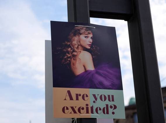 18.07.2024, Deutschland, NRW, Musik, Prominente, Sängerinnen, Plakat von Sängerin Taylor Swift, die im Juli drei Konzerte in der Arena auf Schalke in Gelsenkirchen gibt, The Eras Tour, Deutschland Copyright: xD.xKerlekin SnowfieldxPhotographyx SF180724TaylorD10