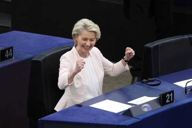 Bilder des Jahres 2024, News 07 Juli News Themen der Woche KW 29 News Bilder des Tages Strasburg, EU-Parlament wählt Ursula von der Leyen erneut zur Kommissionspräsidentin (240718) -- STRASBOURG, July 18, 2024 -- Ursula von der Leyen celebrates after being re-elected the president of the European Commission at the headquarters of the European Parliament in Strasbourg, France, July 18, 2024. The European Parliament on Thursday approved von der Leyen s bid for a second five-year term as president of the European Commission. ) FRANCE-STRASBOURG-EUROPEAN COMMISSION-VON DER LEYEN-PRESIDENT-ELECT ZhaoxDingzhe 