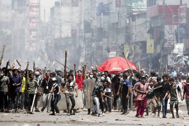 Bilder des Jahres 2024, News 07 Juli News Themen der Woche KW 29 News Bilder des Tages July 18, 2024, Dhaka, Wari, Bangladesh: Students take part in the ongoing anti-quota protest in Dhaka on July 18, 2024. Bangladeshi students pressed on July 18 with nationwide protests against civil service hiring rules, rebuffing an olive branch from Prime Minister Sheikh Hasina who pledged justice for 18 killed in the demonstrations. Dhaka Bangladesh - ZUMAr336 20240718_zip_r336_038 Copyright: xHabiburxRahmanx