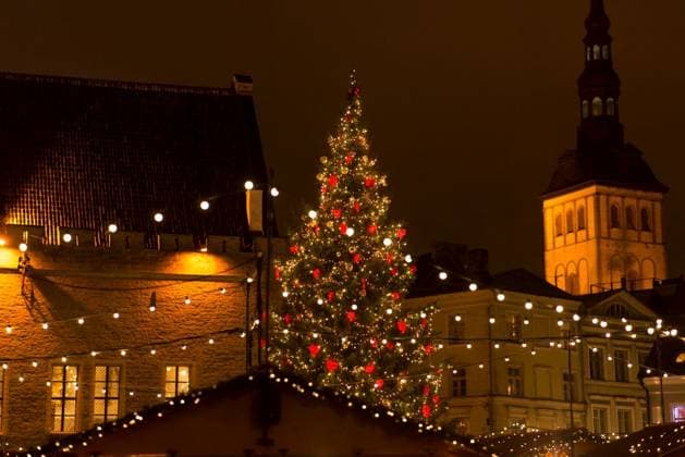 winter holidays and celebration concept - beautiful christmas market in evening at town hall square in tallinn, estonia. christmas market at tallinn old town hall square ,model released, Symbolfoto