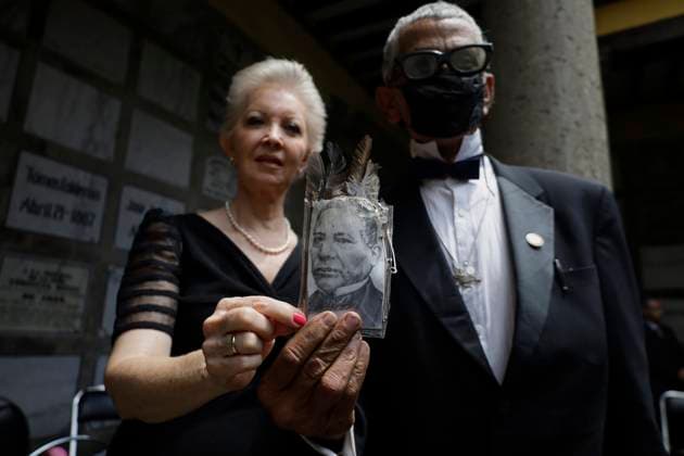 152nd Anniversary Of Benito Juarez, Meritorious Of The Americas Rosa Elena Sanchez Juarez, great-great-granddaughter of Benito Juarez Garcia, President of Mexico (1857-1872), is holding a photograph of her great-great-grandfather with a member of the Masonic Grand Lodge of the Valley of Mexico, at the San Fernando Pantheon Museum in Mexico City, Mexico, on the occasion of the 152nd Anniversary of the Benemerito de las Americas where his remains rest, where a guard of honour is set up. Mexico City Mexico City Mexico  Copyright: xGerardoxVieyrax originalFilename: vieyra-notitle240718_nph4D.jpg