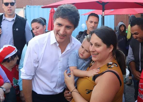 News Bilder des Tages July 18, 2024, Ottawa, On, Canada: Prime Minister Justin Trudeau poses for a photo at a Lebanese festival at the St. Elias Centre in Ottawa on Thursday, July 18, 2024. Ottawa Canada  - ZUMAc35_ 20240718_zaf_c35_081 Copyright: xPatrickxDoylex