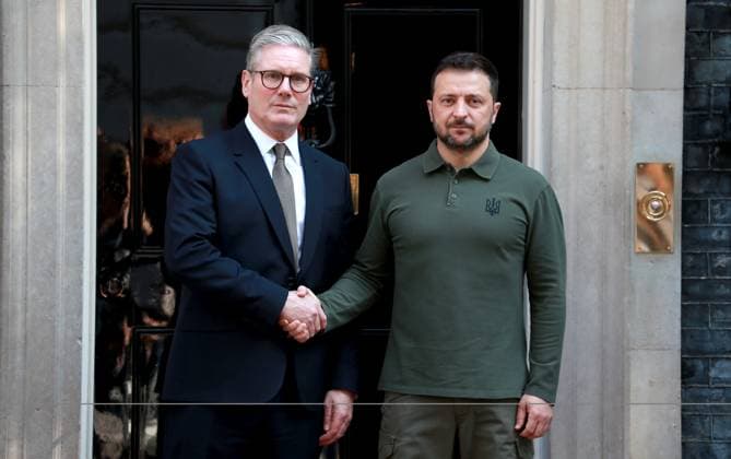 News Themen der Woche KW 29 July 19, 2024, London, United Kingdom: Britain s Prime Minister Keir Starmer greets Ukraine s President Volodymyr Zelenskyy at 10 Downing Street in London. London United Kingdom - ZUMAs197 20240719_aaa_s197_021 Copyright: xFredxDuvalx
