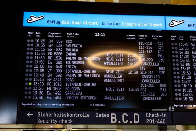 Bilder des Jahres 2024, News 07 Juli News Themen der Woche KW 29 News Bilder des Tages Weltweite IT Panne. Auswirkungen für den Flughafen Köln Bonn 19.07.2024. Annuliert, Neue Zeit, Canceled auf den Anzeigetafeln in den Terminals - Die Software Update Panne von der Firma CrowdStrike auf Microsoft Systemen hat auch für Ausfälle beim Check In beim Flughafen Köln Bonn (Airport CGN) gesorgt. Ausgerechnet am stärksten Tag mit den meisten Abfertigungen des Jahres kam es zu zusätzlichen Beeinträchtigungen (Airport CGN) gesorgt. Köln Nordrhein-Westfalen Deutschland *** Worldwide IT breakdown effects for Cologne Bonn Airport 19 07 2024 Canceled, New time, Canceled on the display boards in the terminals The software update breakdown from the company CrowdStrike on Microsoft systems has also caused check-in failures at Cologne Bon Copyright: xBonn.digitalx xMarcxJohnx