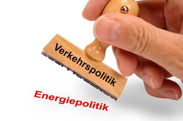 Verkehrspolitik Ein Holzstempel ist beschriftet mit dem Aufdruck: Verkehrspolitik und dem Abdruck Energiepolitik *** Transport policy A wooden stamp is inscribed with the words Transport policy and the imprint Energy policy
