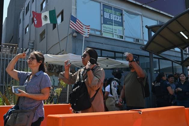 Technische Probleme mit Windows-Systemen, Einrücke von der Grenze zwischen Mexiko und den USA July 19, 2024, Tijuana, Baja California, Mexico: Pedestrians showed their issued government identifications after US authorities allow them to advance into the United States after taking four to eight hours in line at the San Ysidro Port of Entry border crossing in Tijuana, Mexico, on Friday, July 19, 2024. A botched software update from cybersecurity firm CrowdStrike Holdings Inc. crashed countless Microsoft Windows computer systems globally and impacted the CBP One app used by people crossing the US-Mexico border. Tijuana Mexico - ZUMAm180 20240719_zip_m180_005 Copyright: xCarlosxA.xMorenox