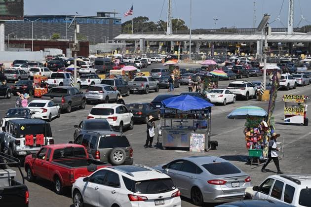 News Bilder des Tages Technische Probleme mit Windows-Systemen, Einrücke von der Grenze zwischen Mexiko und den USA July 19, 2024, Tijuana, Baja California, Mexico: Pedestrians and automobiles waiting to cross into the United States took four to eight hours to advance at the San Ysidro Port of Entry border crossing in Tijuana, Mexico, on Friday, July 19, 2024. A botched software update from cybersecurity firm CrowdStrike Holdings Inc. crashed countless Microsoft Windows computer systems globally and impacted the CBP One app used by people crossing the US-Mexico border. Tijuana Mexico - ZUMAm180 20240719_zip_m180_010 Copyright: xCarlosxA.xMorenox