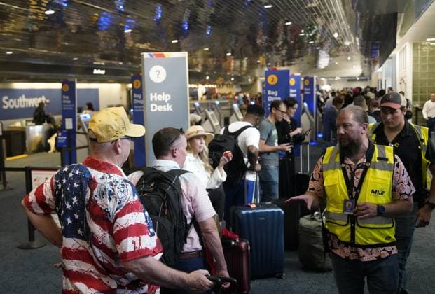 Bilder des Jahres 2024, News 07 Juli News Themen der Woche KW 29 News Bilder des Tages (240719) -- MILWAUKEE, July 19, 2024 -- Passengers wait at Milwaukee Mitchell International Airport in Milwaukee, Wisconsin, the United States, on July 19, 2024. Multiple U.S. airlines said their flights would be delayed or canceled on Friday due to technical issues involving cybersecurity giant CrowdStrike and Microsoft. ) U.S.-WISCONSIN-MILWAUKEE-GLOBAL IT OUTAGE-FLIGHTS-DELAY WuxXiaoling 