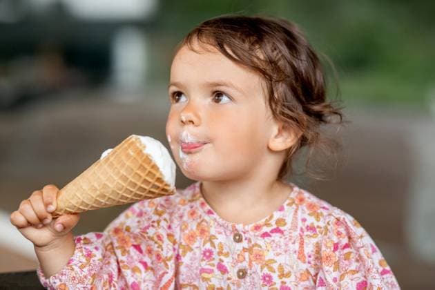 childhood, leisure and people concept - happy little baby girl eating ice cream. happy little baby girl eating ice cream ,model released, Symbolfoto