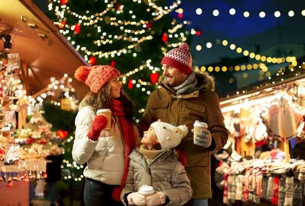 family, winter holidays and celebration concept - happy mother, father and little daughter with takeaway drinks at christmas market on town hall square in tallinn, estonia over lights. family with takeaway drinks at christmas market ,model released, Symbolfoto