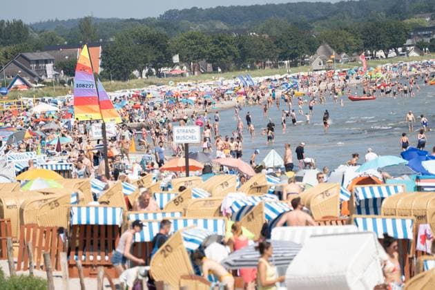 News Themen der Woche KW 29 News Bilder des Tages Strandurlaub zu Beginn der Sommerferien 2024 an der Ostseeküste in Scharbeutz;Gut besuchter Strandabschnitt zwischen den Ferienorten Scharbeutz und Haffkrug zu Beginn der Sommerferien, Scharbeutz Schleswig-Holstein Deutschland Strand *** Beach vacation at the beginning of the summer vacations 2024 on the Baltic Sea coast in Scharbeutz Well-visited beach section between the vacation resorts of Scharbeutz and Haffkrug at the beginning of the summer vacations, Scharbeutz Schleswig Holstein Germany Beach