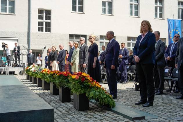 Feierstunde 20. Juli 2024, Kranzniederlegungen Feierstunde am 20. Juli 2024 - 80. Jahrestag des Attentats- und Umsturzversuchs gegen Hitler im Ehrenhof des Bendlerblocks in Berlin. Der Bundespräsident Frank-Walter Steinmeier Die Präsidentin des Bärbel Bas Deutschen Bundestages Der Bundeskanzler Olaf Scholz Die Präsidentin des Manuela Schwesig Bundesrates Der Präsident des Prof. Dr. Stephan Harbarth, Bundesverfassungsgerichts Stiftung 20. Juli 1944 Valerie Riedesel Freifrau zu Eisenbach, Vorsitzende des Kuratoriums Prof. Dr. Robert von SteinauSteinrück, Vorsitzender des Vorstands Der Regierende Bürgermeister Kai Wegner, MdA von Berlin Die Präsidentin des Cornelia Seibeld Abgeordnetenhauses von Berlin Der Bundesminister