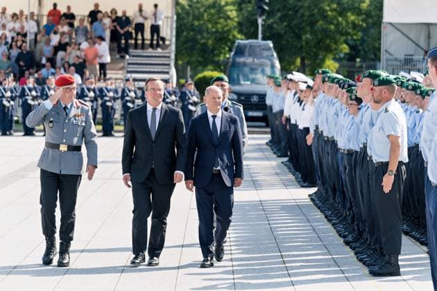News Themen der Woche KW 29 News Bilder des Tages 20.07.2024,Berlin,80. Jahrestag des 20. Juli 1944.Erinnern und Dienen mit Verantwortung.Rund 400 Rekrutinnen und Rekruten der Bundeswehr legen im Gedenken an den Deutschen Widerstand vom 20.Juli 1944 ihr Gelöbnis ab.Abschreiten der Front - Olaf Scholz (SPD), Bundeskanzler und Boris Pistorius (SPD), Bundesminister der Verteidigung und Carsten Breuer, Generalinspekteur. *** 20 07 2024,Berlin,80 Anniversary of 20 July 1944 Remembering and serving with responsibility Around 400 Bundeswehr recruits take their oath in memory of the German resistance of 20 July 1944 Walking the front Olaf Scholz SPD , Federal Chancellor and Boris Pistorius SPD , Federal Minister of Defense and Carsten Breuer, Inspector General