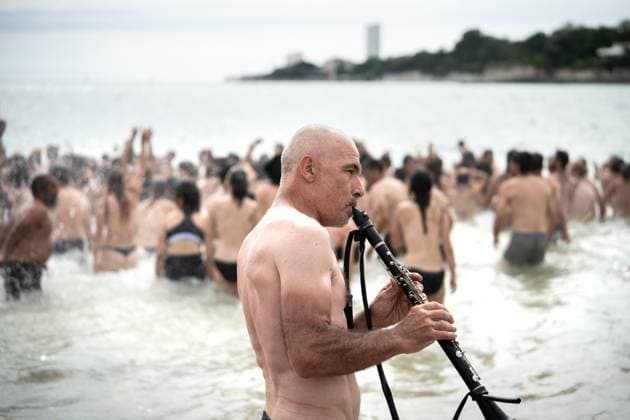 Bilder des Jahres 2024, News 07 Juli News Themen der Woche KW 29 News Bilder des Tages Demonstration In La Rochelle Against Mega-basins: Clashes Between Black Blocs And Police Demonstrators are celebrating their mobilization by swimming in the ocean during a demonstration against the construction of giant water reservoirs (mega-bassines), on July 20, 2024. After an abortive demonstration in a burning field near Poitiers on July 19, several thousand opponents of the construction of giant water reservoirs (mega-bassines) are heading for the port of La Rochelle on July 20, where they are intending to blockade it symbolically to denounce the practices of the agro-industry. La Rochelle France  Copyright: xJeromexGillesx originalFilename: chobeaux-larochel240720_npmiI.jpg