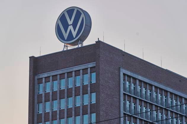 Das Markenhochhaus (bis 2016 VW-Verwaltungshochhaus oder kurz VW-Hochhaus) ist das Verwaltungszentrum der Marke Volkswagen und das ehemalige Verwaltungszentrum der Volkswagen AG. Das Haus wurde nach Plänen aus der VW-Hochbauabteilung 1957 bis 1959 errichtet und steht auf dem Gelände des Volkswagenwerks Wolfsburg. Das Haus wurde nach Plänen aus der VW-Hochbauabteilung 1957 bis 1959 errichtet und steht auf dem Gelände des Volkswagenwerks. (Symbolfoto, Themenfoto) Wolfsburg, 20.07.2024 *** The brand high-rise until 2016 VW Verwaltungshochhaus or VW Hochhaus for short is the administrative center of the Volkswagen brand and the former administrative center of Volkswagen AG The building was built according to plans from the VW building const Foto:xU.xStammx xFuturexImagex vw_4706