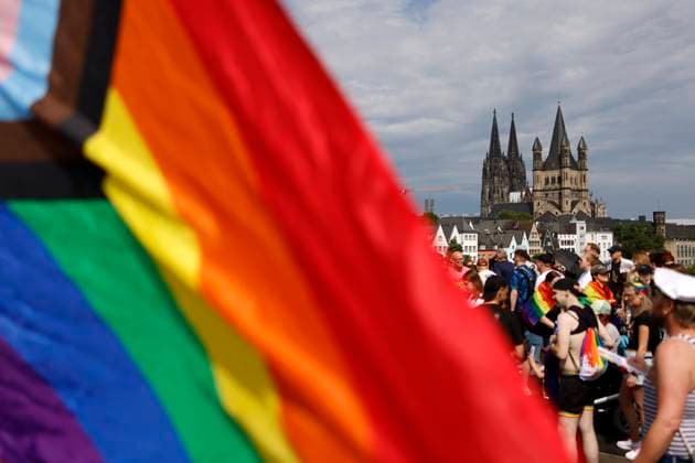 Bilder des Jahres 2024, News 07 Juli News Themen der Woche KW 29 News Bilder des Tages Regenbogenfarben vor dem Kölner Dom zu sehen bei der CSD-Parade im Rahmen des Cologne Pride 2024. Köln, 21.07.2024 NRW Deutschland *** Rainbow colors in front of Cologne Cathedral at the CSD parade as part of Cologne Pride 2024 Cologne, 21 07 2024 NRW Germany Copyright: xChristophxHardtx