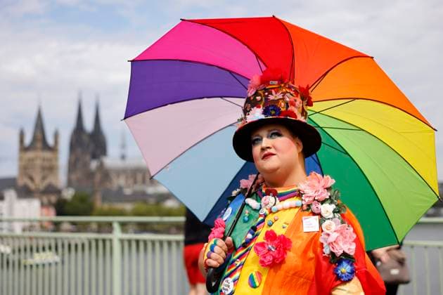 Ein Teilnehmer der Demo posiert mit Regenbogenfarben-Outfit vor dem Kölner Dom zu sehen bei der CSD-Parade im Rahmen des Cologne Pride 2024. Köln, 21.07.2024 NRW Deutschland *** A participant of the demo poses with rainbow outfit in front of Cologne Cathedral at the CSD parade as part of Cologne Pride 2024 Cologne, 21 07 2024 NRW Germany Copyright: xChristophxHardtx