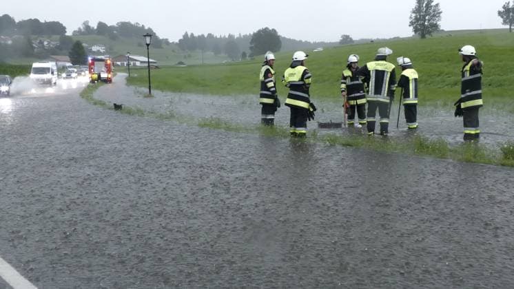 News Themen der Woche KW 29 News Bilder des Tages Schwere Unwetter Unwetter ziehen seit den Abendstunden über weite Teile Oberbayerns hinweg. Über 60 Liter auf dem Quadratmeter waren in Oberhausen (Peißenberg) und Umgebung zu viel. Die Folge waren starke Überflutungen. Das Wasser schoss in Sturzbächen den Straßen entlang. Die Flüsse führten sofort Hochwasser. Es kam zu starken Überflutungen. Auf der Eyacher Straße musste die Feuerwehr die Straßen teilweise sperren. Bis zu 40 cm hoch stand das Wasser. Dachrinnen schafften die Wassermassen nicht. Die Gewitter standen teilweise stationär über ein und dieselbe Stelle. Oberhausen (Peißenberg) Bayern Deutschland *** Severe storms Storms have been sweeping across large parts of Upper Bavaria since the evening hours More than 60 liters per square