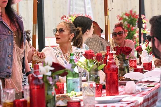 Entertainment Themen der Woche KW 29 Entertainment Bilder des Tages Jennifer Lopez with son Max Muniz and sister Lynda Lopez arriving at Arthur & Sons to have lunch with friends celebrating her 55th birthday. Featuring: Jennifer Lopez Where: Bridgehampton, New York, United States When: 21 Jul 2024 Credit: Ordonez Agudo INSTARimages EDITORIAL USE ONLY. NOT FOR USE BY NEWSPAPERS BASED IN THE UK. Copyright: xOrdonez Agudox instar53970252