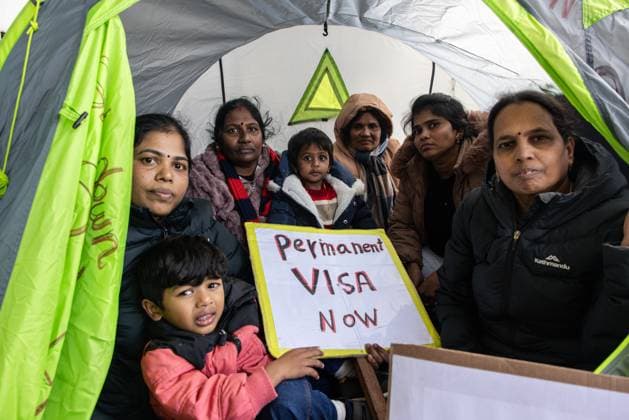 News Themen der Woche KW 30 News Bilder des Tages REFUGEE PROTEST MELBOURNE, (L-R) Chandrvathani Mathiyalagan, Selvaranjani Manoharan, Pusparani, Rathy Barthlote, and Chinnamani pose for a photograph as they participate in a protest demanding permanent visas outside Federal Home Affairs Minister Clare O?Neil?s electoral office in Oakleigh, Melbourne, on Monday, July 22, 2024. ( NO ARCHIVING, EDITORIAL USE ONLY, NO USE IN BOOKS WITHOUT CONSENT MELBOURNE VICTORIA AUSTRALIA  Copyright: xDIEGOxFEDELEx 20240722160978092725
