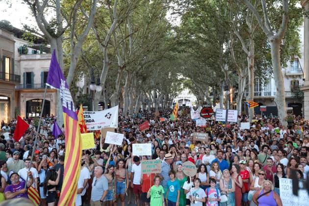 News Themen der Woche KW 29 News Bilder des Tages Thousands Protest Against Mass Tourism - Mallorca Dozens of people during an anti-tourism demonstration in the Parc de ses Estacions, on July 21, 2024, in Mallorca, Palma de Mallorca, Balearic Islands, Spain. The platform Menys Turisme, Més Vida has encouraged citizens to mobilize today, in the city of Palma, to claim to the main administrations of the Balearic Islands a change of course with the aim of a change of socio-economic model in the Islands, with the abandonment of the tourist monoculture. Photo by Tomas Moya Europa Press ABACAPRESS.COM Palma de Mallorca Mallorca Spain  Copyright: xEuropaxPress ABACAx
