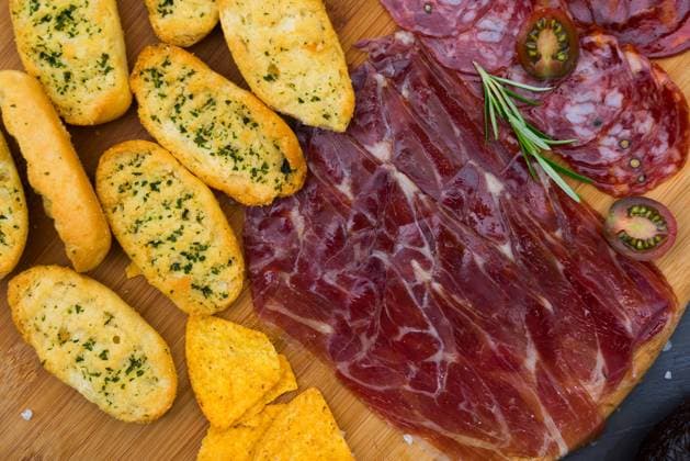 IMAGO Creative, Food, Tapas Plate with spanish jamon ham and chorizo tapas, picnic table top view. Table with spanish tapas ,model released, Symbolfoto