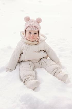 Adorable baby bundled up, sitting in snow, enjoying winter weather Calgary, Alberta, Canada R_CUYS24071880-1488186-01 ,model released, Symbolfoto