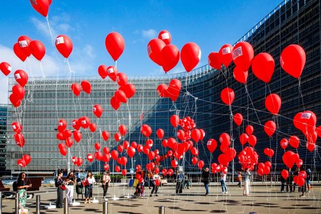 Bilder des Jahres 2024, News 07 Juli News Themen der Woche KW 30 News Bilder des Tages FOCUS COVERAGE REQUESTED TO BELGA A protest action is organized by Handicap International to demand a ceasefire in Gaza and support Palestinian citizens, Monday 22 July 2024 in Brussels. The activists released 290 balloons in front of the European Council building, where a European summit is also taking place at that moment. Each balloon symbolizes 1 day of the war and contains a testimony or name of a victim.  HATIMxKAGHAT 96871148