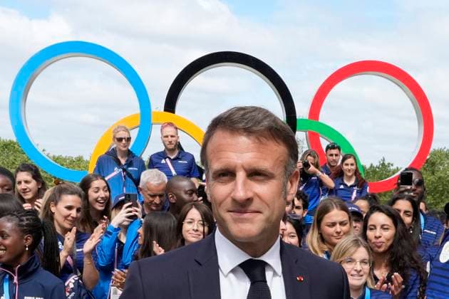 Bilder des Jahres 2024, News 07 Juli News Themen der Woche KW 30 News Bilder des Tages Le prÃ sident Emmanuel Macron visite le village olympique des JO Paris 2024 Ã Saint Denis French President Emmanuel Macron leaves after posing with French athletes as he visits the Olympic Village, at the 2024 Summer Olympics, Monday, July 22, 2024, in Paris, France AP Photo Michel Euler, Pool Saint Denis France  Copyright: xMichelxEuler Pool BestimagexMichelxEuler Pool Bestimagex