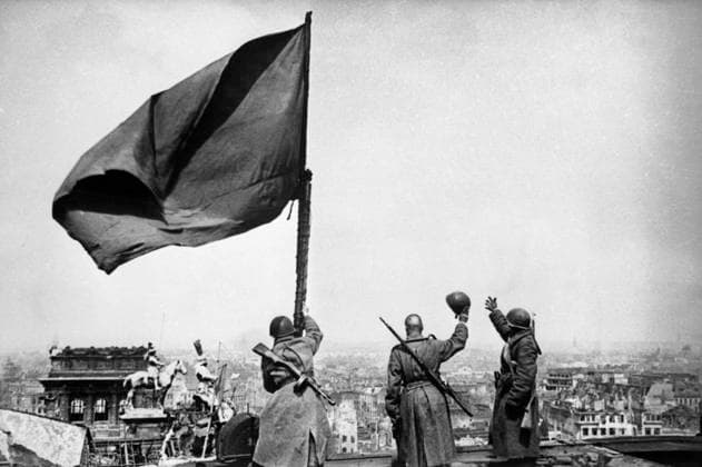 Archivbilder der Woche KW30 Great Patriotic War of 1941-1945 5479888 01.05.1945 Great Patriotic War of 1941-1945. Soviet banner above Reichstag. RIA Novosti Berlin Germany  Copyright: xRIAxNovostix