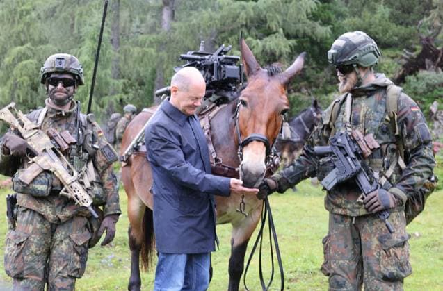 News Themen der Woche KW 30 News Bilder des Tages Deutschland, Bundeskanzler Olaf Scholz besucht Gebirgsjäger auf der Reiter Alpe Olaf Scholz Gebirgsjaeger 22.07.2024, Germany, Bayern, Reitralpe, Bundeswehr, Bundeskanzler Olaf Scholz bei den Gebirgsjaegern im gefechtsdstand, Berchtesgarden Bayern Germany *** Olaf Scholz Gebirgsjaeger 22 07 2024, Germany, Bavaria, Reitralpe, Bundeswehr, Federal Chancellor Olaf Scholz with the Gebirgsjaeger in the command post, Berchtesgarden Bavaria Germany