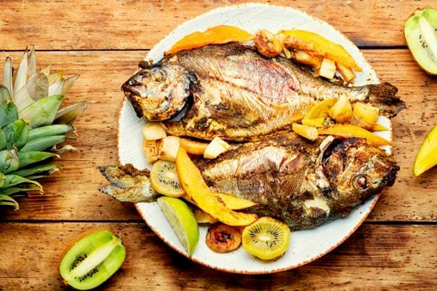 Appetizing river carp baked with fruits. Grilled fish. Baked carp with fruit. ,model released, Symbolfoto