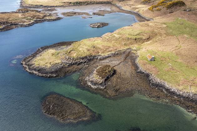 Bothy hut, coastline of island Ulva, west of Isle of Mull, aerial view, Scotland, UK *** Bothy hat, Coastline of Iceland Ulva, WEST of Isle of Gauze, Aerial view, Scotland, UK Copyright: imageBROKER AndreasxWerth iblawe10948311.jpg