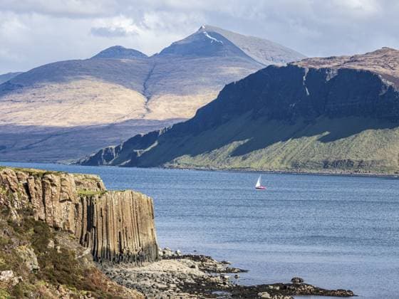 Single red sailing boat, sea between Isle of Ulva and Isle of Mull, Mt. Ben More (Mull) in the back, Scotland, UK *** Single Red Sailing boat, Sea between Isle of Ulva and Isle of Gauze, Mt Ben More Mull in The back, Scotland, UK Copyright: imageBROKER AndreasxWerth iblawe10948328.jpg
