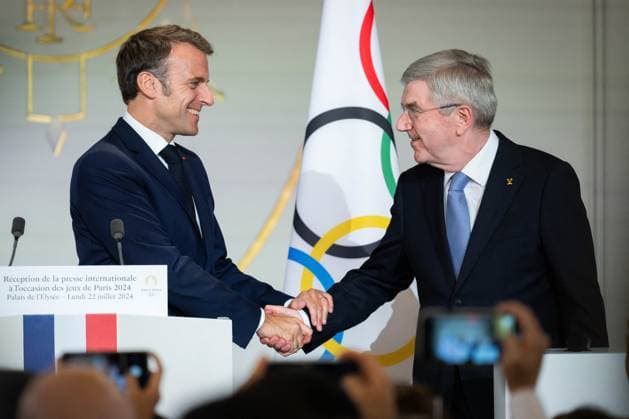 News Themen der Woche KW 30 News Bilder des Tages International press reception at the ElysÃ e, on the occasion of the Paris 2024 Games Emmanuel Macron, President of the French Republic with Thomas Bach, President of the International Olympic Committee, IOC during an international press reception at the ElysÃ e Presidential Palace, on the occasion of the Paris 2024 Olympic and Paralympic Games, Ã Paris, France, le 22 juillet 2024 Eric Tschaen Pool Bestimage French President and International Olympic Committee IOC President during a reception for international journalists accredited for the Paris 2024 Olympic Games at the Elysee Presidential Palace, in Paris, France, on July 22, 2024, ahead of Paris 2024 Olympic and Paralympic games PARIS France  Copyright: xEricxTschaenx xPoolx xBestimagexEricxTschaenx xPoolx xBestimagex