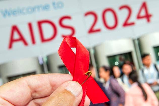 AIDS 2024, Internationale AIDS-Konferenz, Symbolfoto Rote AIDS-Schleife vor dem Messezentrum, München, Juli 2024 Deutschland, München, 22. Juli 2024, AIDS 2024, die 25. Internationale AIDS-Konferenz wird heute am 22. Juli eröffnet, dauert bis zum 26. Juli, Symbolfoto Rote AIDS-Schleife vor dem Eingang zum Messezentrum, Welt-AIDS-Konferenz zum wissenschaftlichen Stand der AIDS-Forschung, zu neuen Therapien und Medikamenten, zu Krankheit und Ansteckung, Veranstaltung, Konferenz, Gesundheit, Bayern, *** AIDS 2024, International AIDS Conference, symbol photo Red AIDS Ribbon in front of the exhibition center, Munich, July 2024 Germany, Munich, 22 July 2024, AIDS 2024, the 25 International AIDS Conference opens today on 22 July, lasts until 2