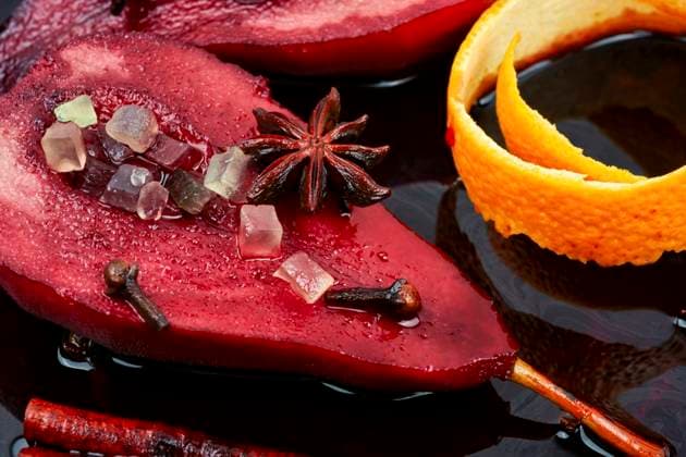 Autumn baked pears in red wine and spices on plate. Food concept.. Tasty pear dessert of pears in wine sauce ,model released, Symbolfoto