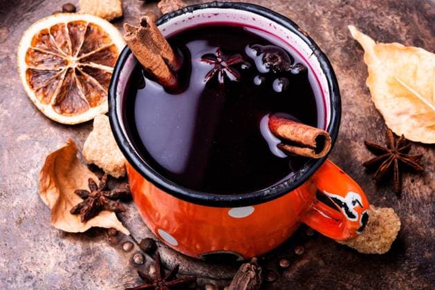 Mulled wine hot drink with citrus and spices. Traditional mulled wine in mug ,model released, Symbolfoto