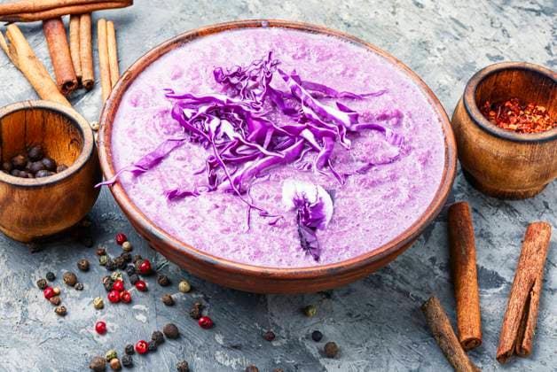 IMAGO Creative, Herbst, Wärmende Suppen und Eintöpfe Red cabbage soup.Vegetable soup with spice.Autumn cuisine.. Red cabbage soup ,model released, Symbolfoto