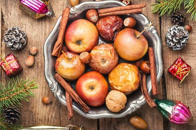 Fruit dessert baked red apples.Christmas food and xmas decoration.Baked apples with cinnamon. Red baked apples ,model released, Symbolfoto