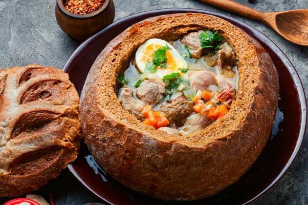 Traditional polish flour soup or zurek soup.Polish cuisine. Polish soup zurek in bread pot ,model released, Symbolfoto